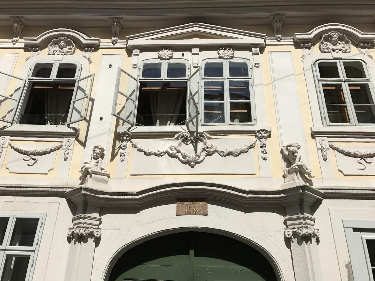 Boutique Hostel Zum Goldenen Kegel Wien Eksteriør billede